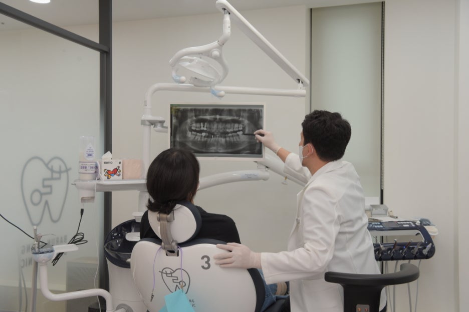 약수역치과, 만족도 높은 임플란트 치료 원한다면?